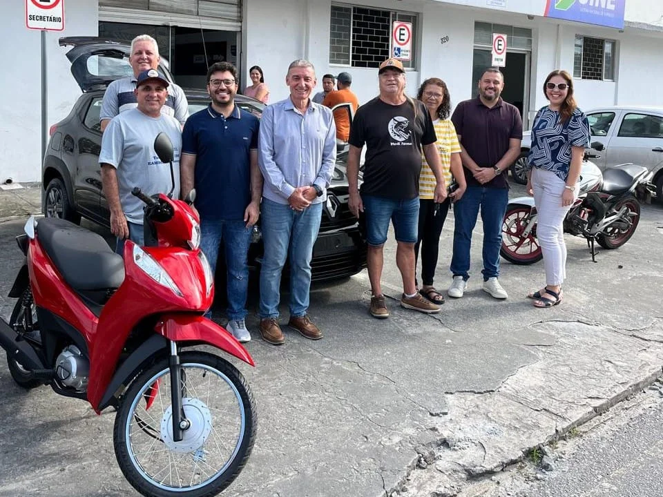 Ganhadores da Festa do Trabalhador recebem chaves da moto e carro zero km