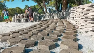 Prefeitura intensifica produção de bloquetes, serviços de manutenção e limpeza na Ilha dos Valadares