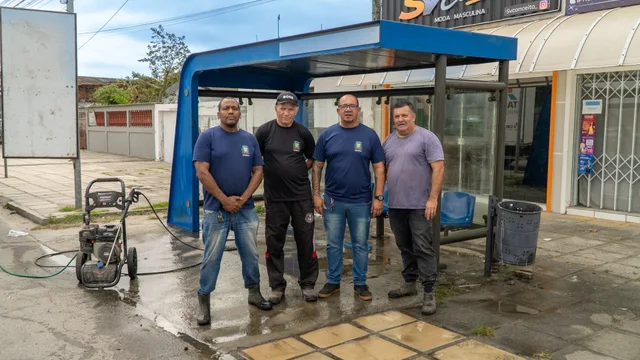 Força-tarefa realiza limpeza e manutenção de pontos de ônibus em Paranaguá