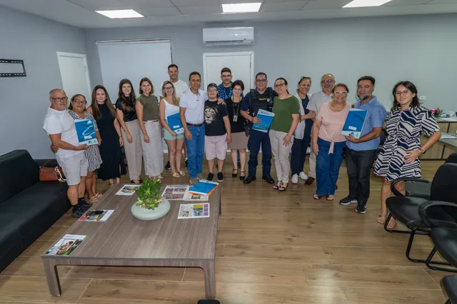 Prefeitura de Paranaguá e Cohapar entregam títulos de propriedade a famílias pelo programa Escrituração Direta