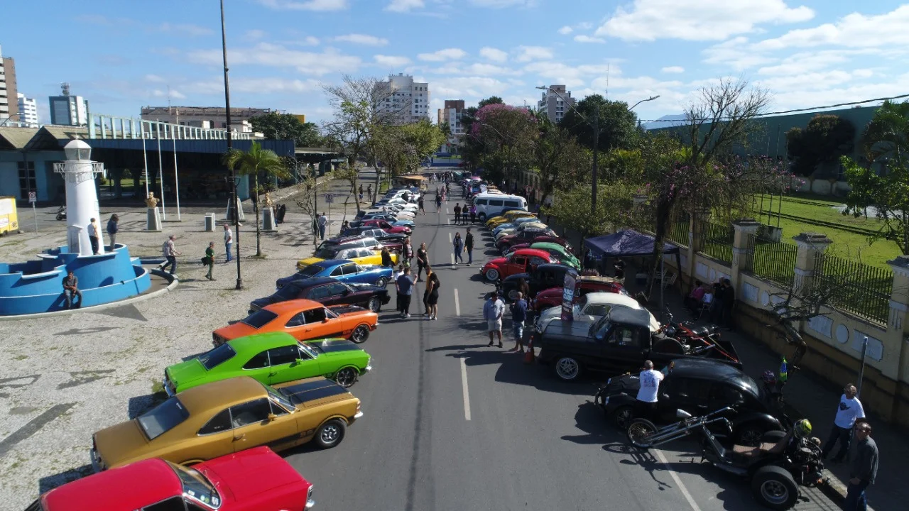 VI Encontro de Carros Antigos agita Centro de Paranaguá