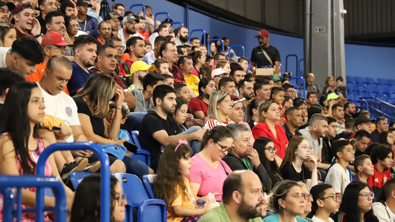 Copa Mundo do Futsal: 2º dia de competição é marcado pelo encontro dos alunos da rede municipal de ensino com atletas internacionais