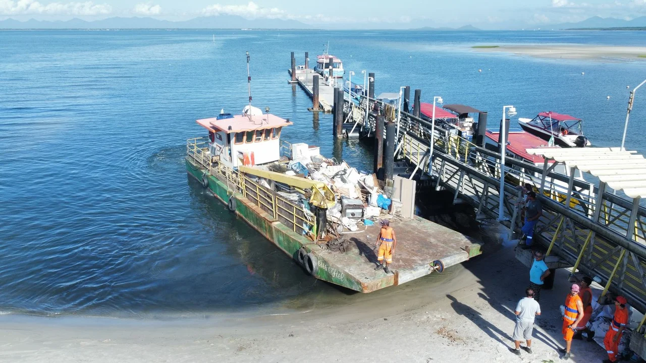Mutirão de limpeza remove quase duas toneladas de resíduos na Ilha do Mel