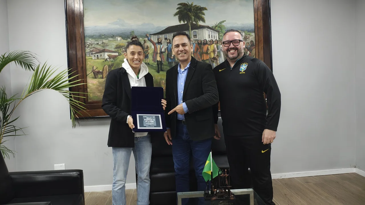 Melhor jogadora de futsal do mundo tem o apoio da Prefeitura de Paranaguá