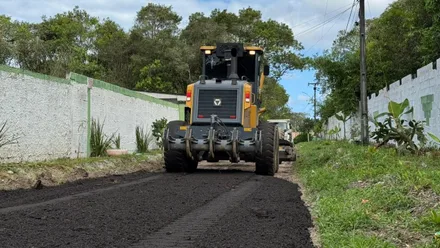 Prefeitura realiza nivelamento e aplicação de fresa em ruas da Ilha dos Valadares