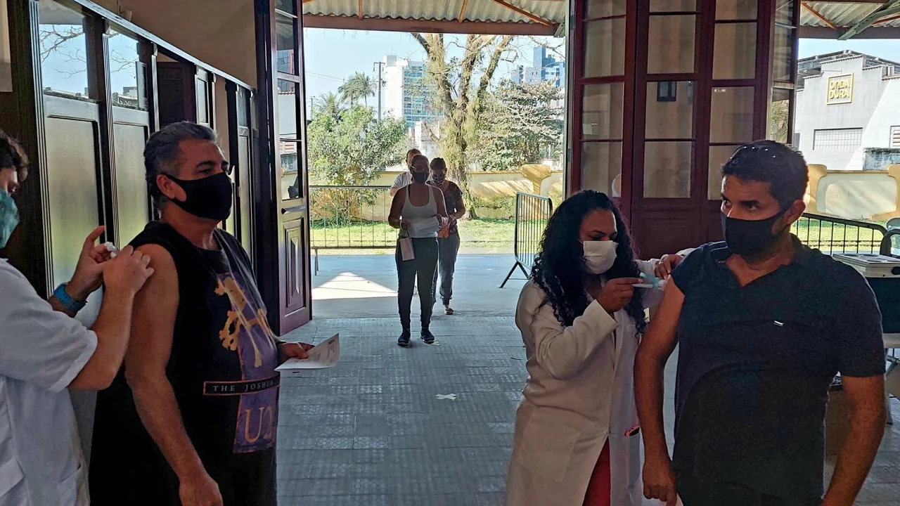 Vacinação para pessoas com mais de 18 anos acontece terça-feira, 24
