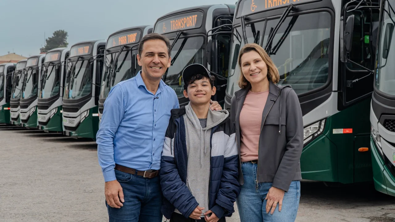 Estudante apaixonado por ônibus realiza sonho ao conhecer os 40 novos veículos que vão integrar a nova frota de Paranaguá