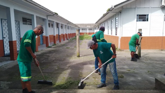 Volta às aulas: Secretaria de Meio Ambiente realiza serviços de limpeza e roçada em escolas municipais