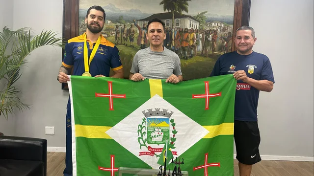 Paratleta Douglas Padilha é recepcionado no gabinete do prefeito Adriano Ramos