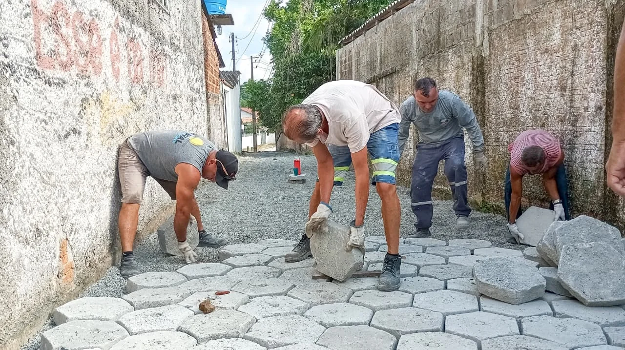 Prefeitura intensifica melhorias na Ilha dos Valadares com pavimentação e ações de infraestrutura