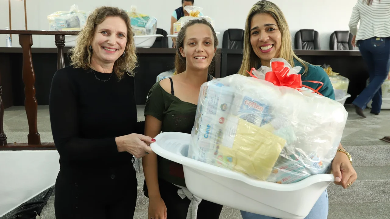 Secretaria de Assistência Social entrega kit natalidade