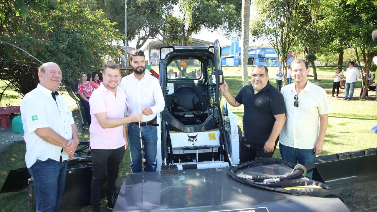 Prefeito Marcelo Roque entrega mini carregadeira para a Secretaria de Meio Ambiente