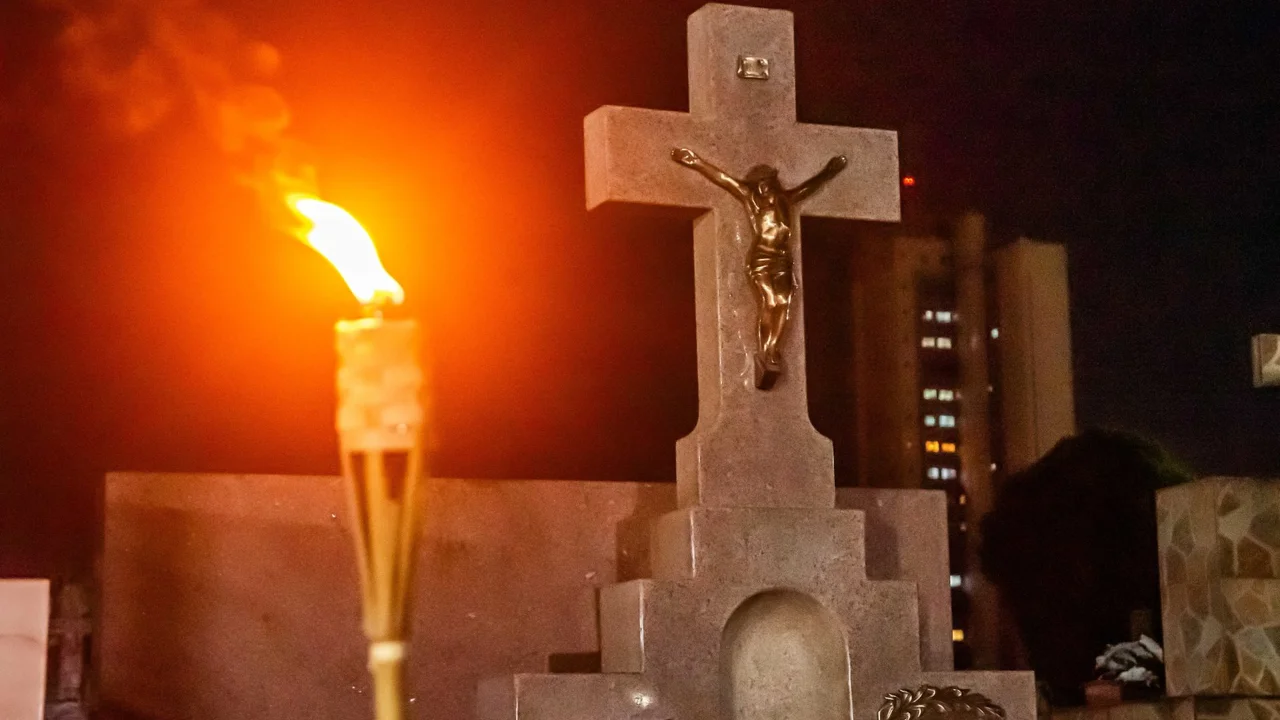 Roteiro dos Imortais apresenta história de Paranaguá em visita noturna ao Cemitério Municipal