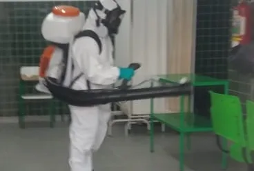 Serviço de sanitização ainda mais concentrado com a utilização do quaternário de amônio é realizado nas unidades de saúde desde o início da pandemia