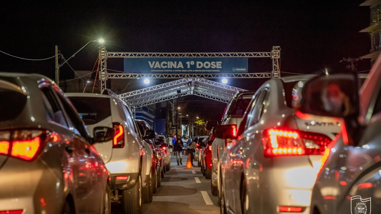 Em 9 horas, Paranaguá imuniza 4.560 pessoas contra a Covid-19