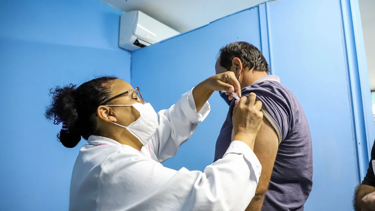 Pessoas com 50 anos ou mais poderão se vacinar com a quarta dose contra a Covid-19