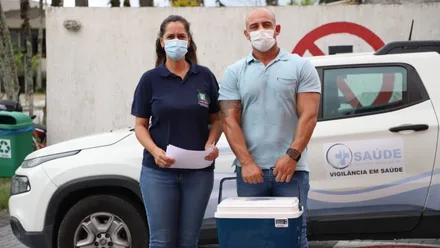 Rafael Corrêa e Maristela Cerqueira da Secretaria Municipal de Saúde realizaram a entrega das doses da vacina