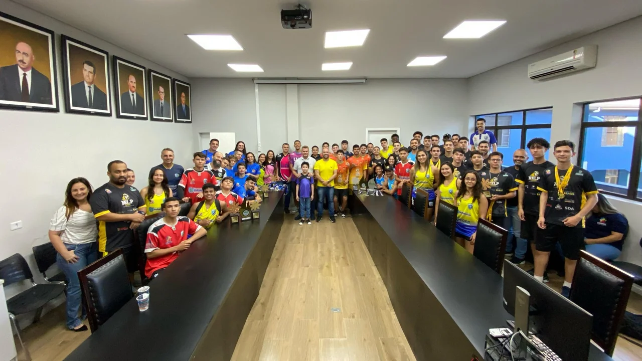 Prefeito recebe atletas que participam dos Jogos da Juventude e Jogos Abertos do Paraná