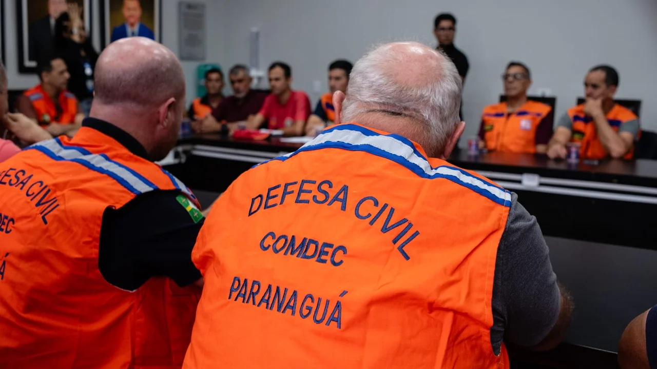 Prefeito instala gabinete de gestão de crise após chuvas que alagaram bairros da cidade