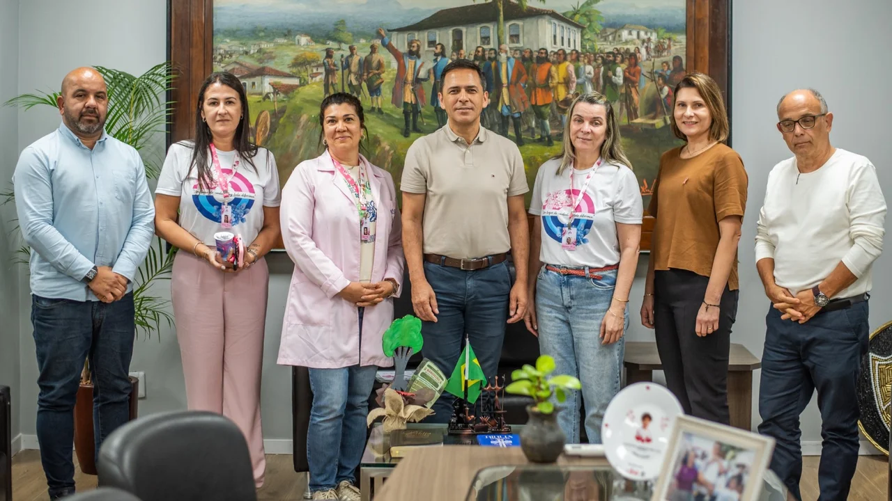 Prefeito Adriano Ramos recebe representantes da Rede Feminina de Combate ao Câncer para tratar da destinação de veículo à instituição