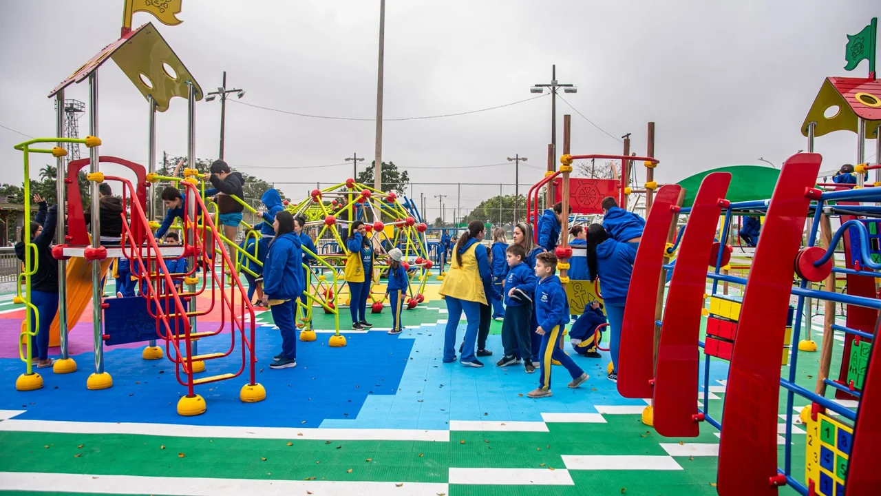 Praça Inclusiva de Paranaguá recebe alunos da Apae em manhã de atividades pedagógicas