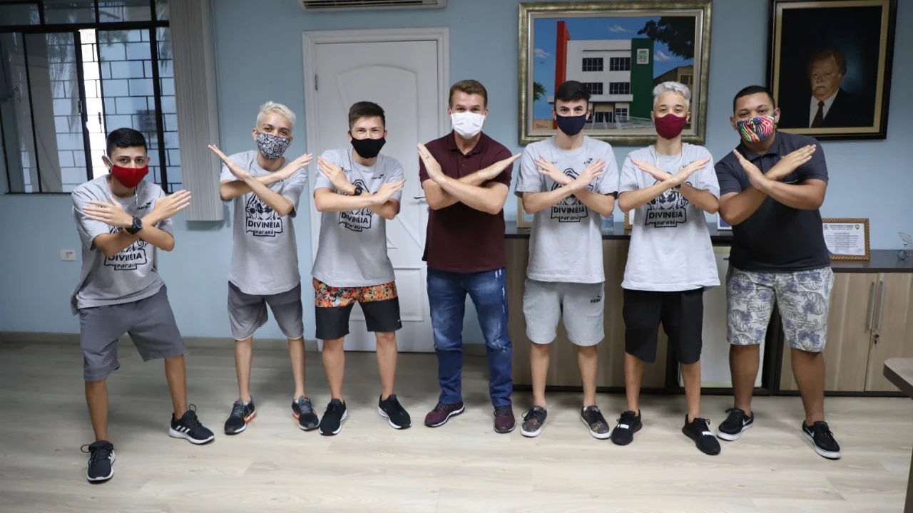 Prefeito recebe a visita dos campeões nacionais de Free Fire