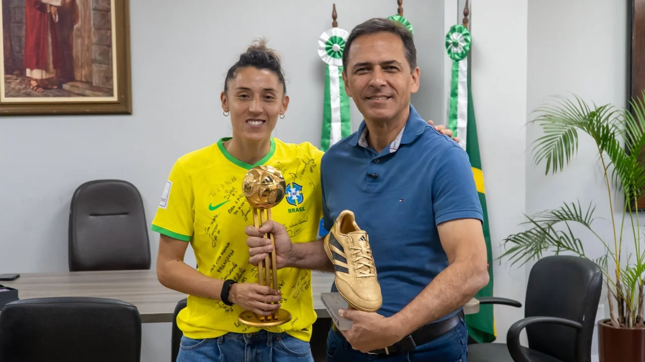 Emilly Marcondes é homenageada na Prefeitura de Paranaguá após conquistar  a Primeira Copa do Mundo de Futsal da Fifa