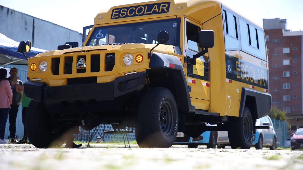 Prefeito Marcelo Roque entrega novo veículo para a Educação