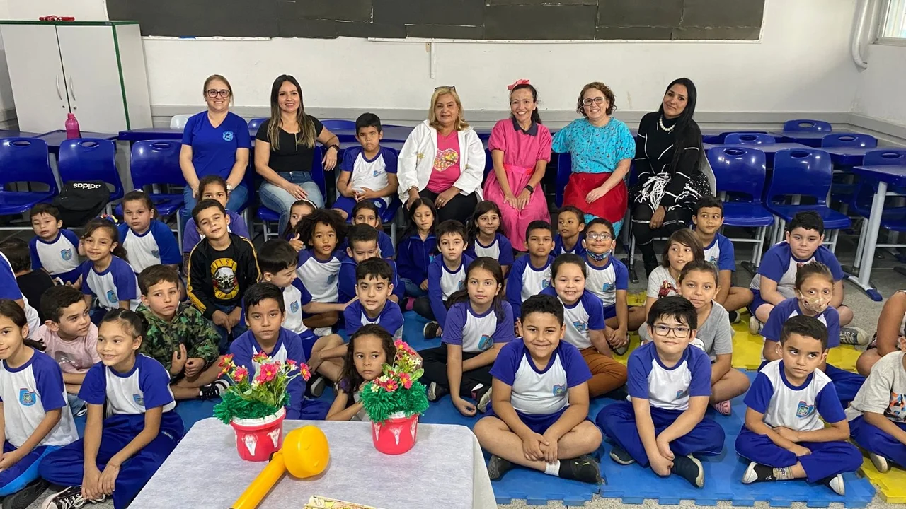 Agentes de endemias levam educação contra dengue de forma lúdica para escolas municipais