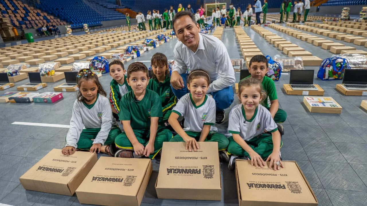 Educação ganha reforço com entrega de kits escolares e Chromebooks na rede municipal