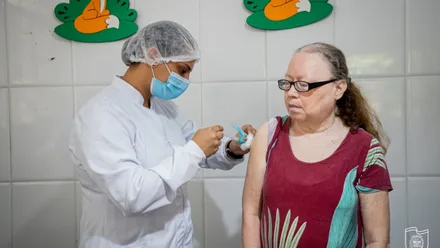 A tarde foi a vez dos idosos e cuidadores da instituição Recanto Feliz receber as doses da vacina