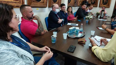 Vereadores puderam fazer uma série de perguntas quanto aos atendimentos e procedimentos realizados pela secretaria. (foto Asscom Câmara Municipal)