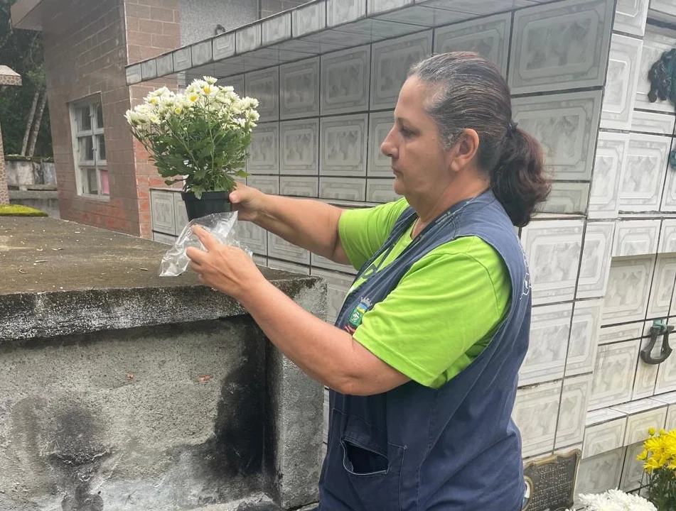 Ação de combate ao Aedes aegypti é realizada nos cemitérios municipais