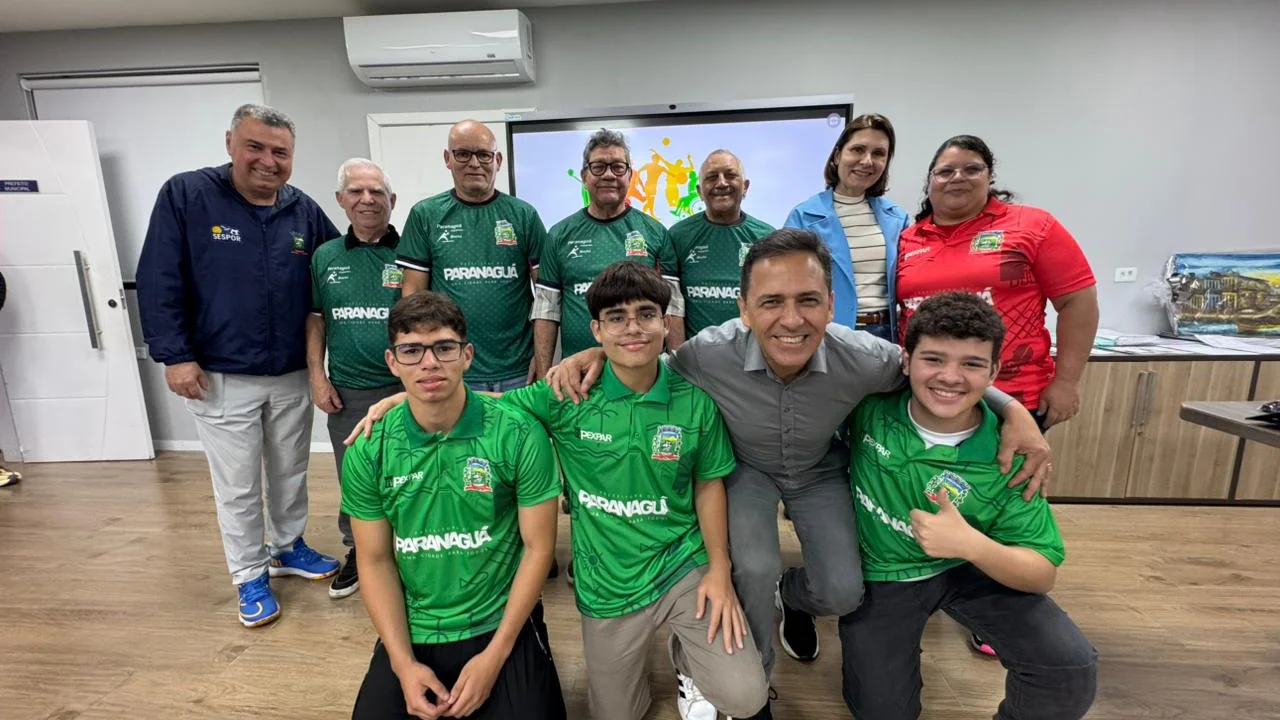 Prefeitura entrega uniformes a atletas de bocha e xadrez em Paranaguá