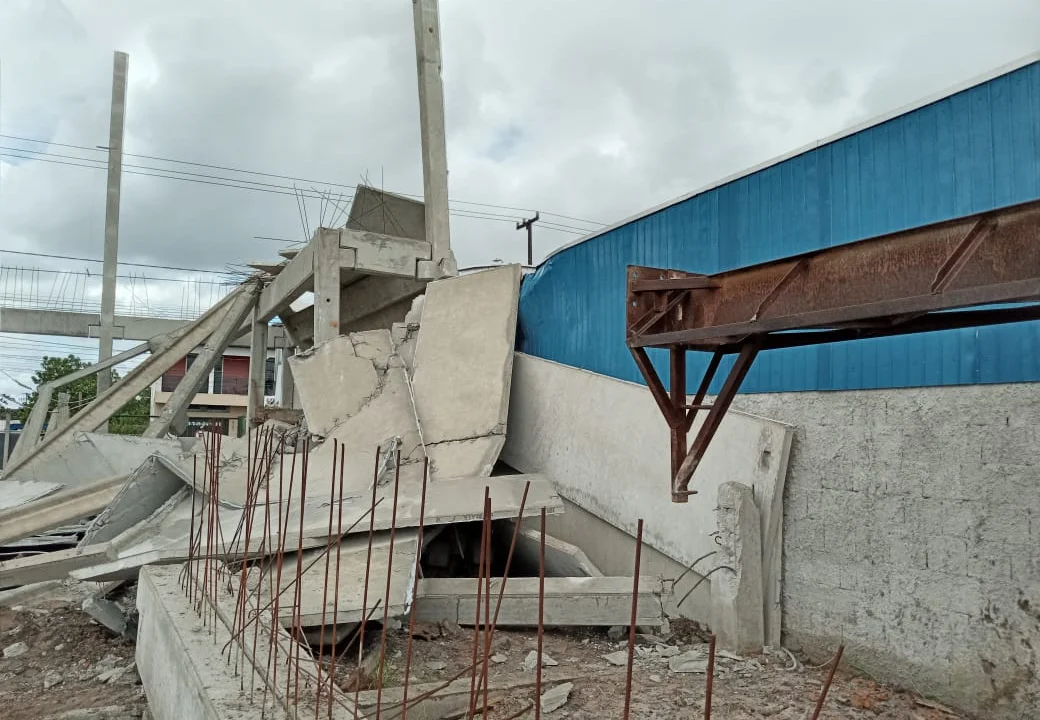 Defesa Civil trabalha em desabamento de estrutura