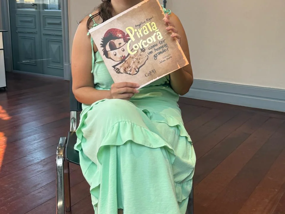 Livro “Pirata Corcorã: como ser um homem grande?” é apresentado ao secretário de Cultura e Turismo