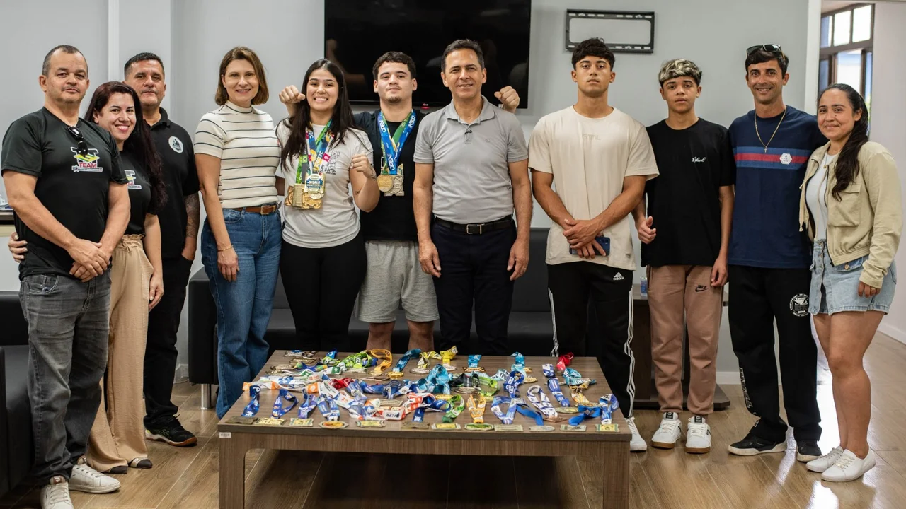 Prefeito Adriano Ramos recebe atletas de jiu-jitsu e destaca apoio da Prefeitura ao esporte local