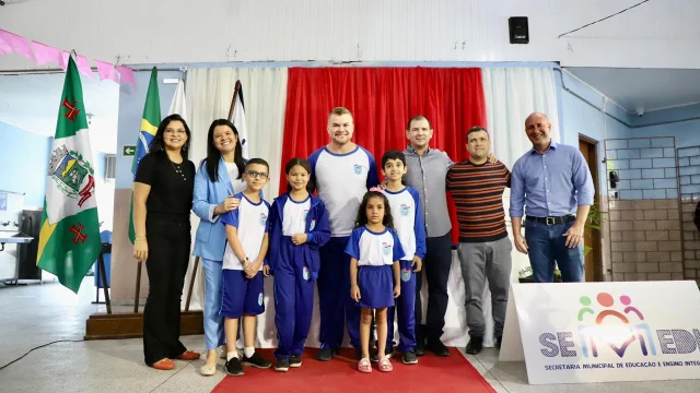 Mais de 15 mil estudantes recebem uniforme escolar da Prefeitura de Paranaguá