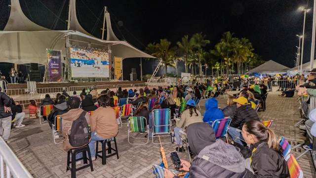Fan Fest reúne torcedores para acompanhar Brasil x Japão na Praça de Eventos nesta segunda-feira