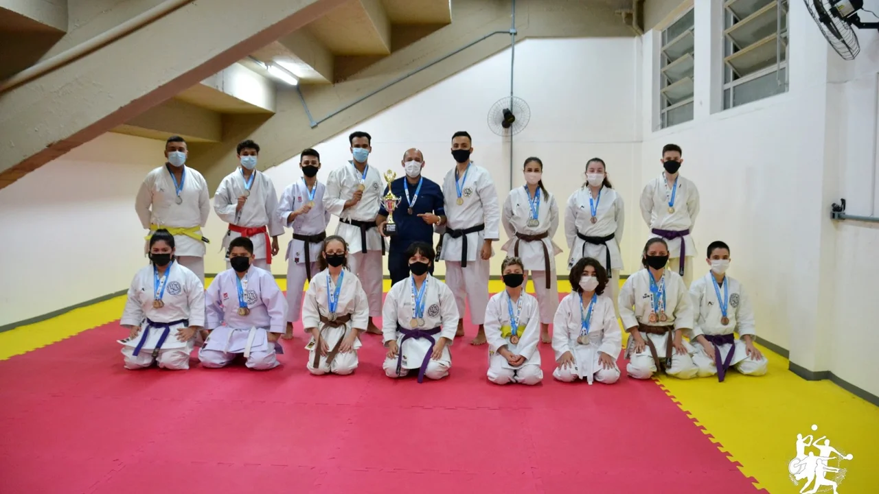 Paranaguá participa do Campeonato Paranaense de Karatê Interestilos e fatura uma série de medalhas