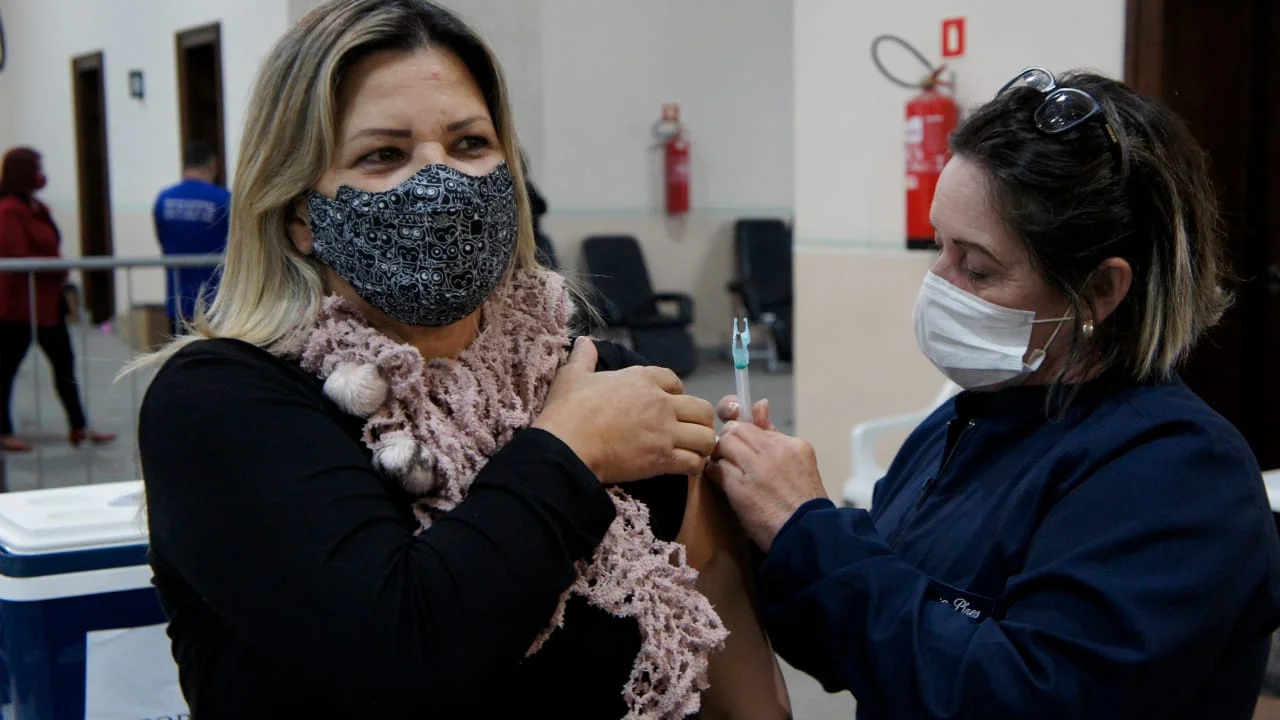 Iniciada força tarefa de vacinação para pessoas com 20 anos ou mais