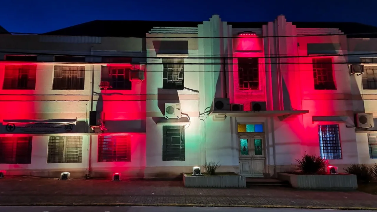 Prefeitura recebe iluminação especial em campanha de conscientização da mielomeningocele