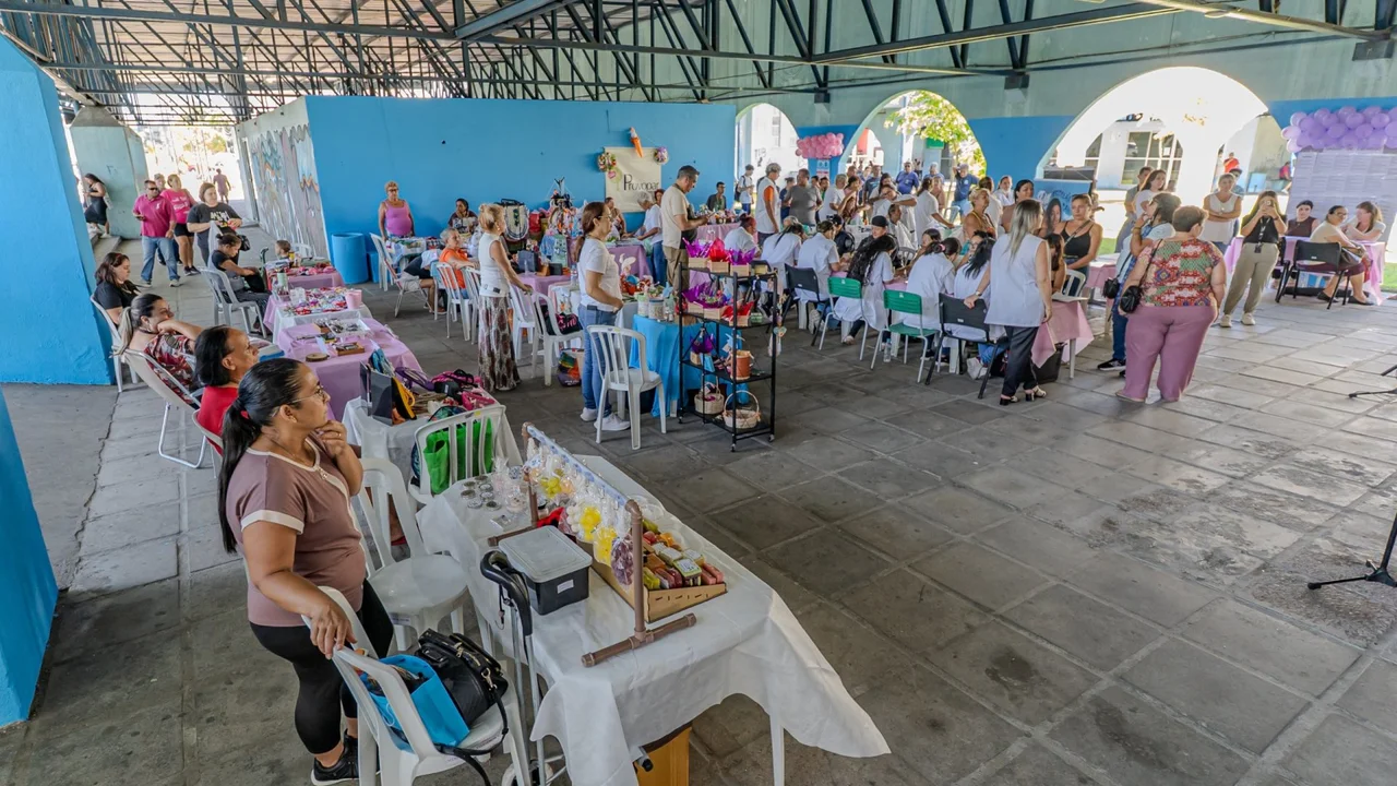 Prefeitura de Paranaguá promove ação de beleza e cuidado no Terminal de Ônibus alusivo ao Mês da Mulher