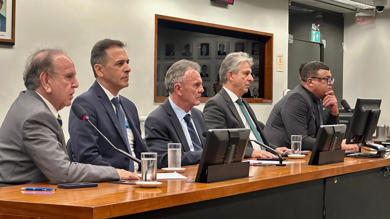 Prefeito de Paranaguá esteve em Brasília contra projeto que ameaça direitos dos portuários