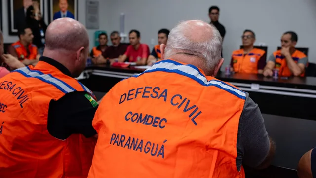 Prefeito instala gabinete de gestão de crise após chuvas que alagaram bairros da cidade