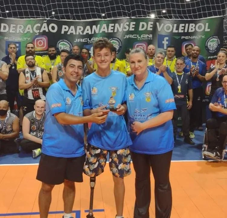 Paratleta parnanguara de apenas 15 anos é convocado para fase de treinamento da seleção brasileira de vôlei sentado