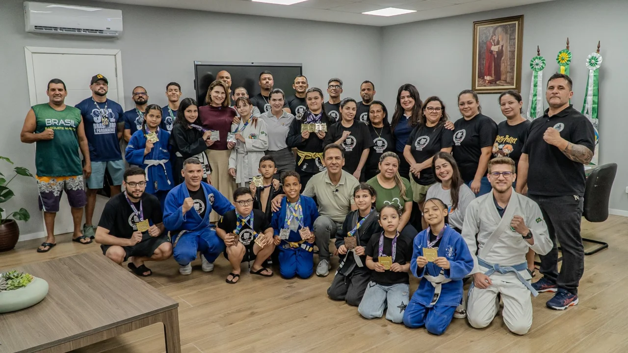 Prefeito Adriano Ramos recebe atletas do projeto Juninho Pitbull e destaca avanço do jiu-jitsu social em Paranaguá