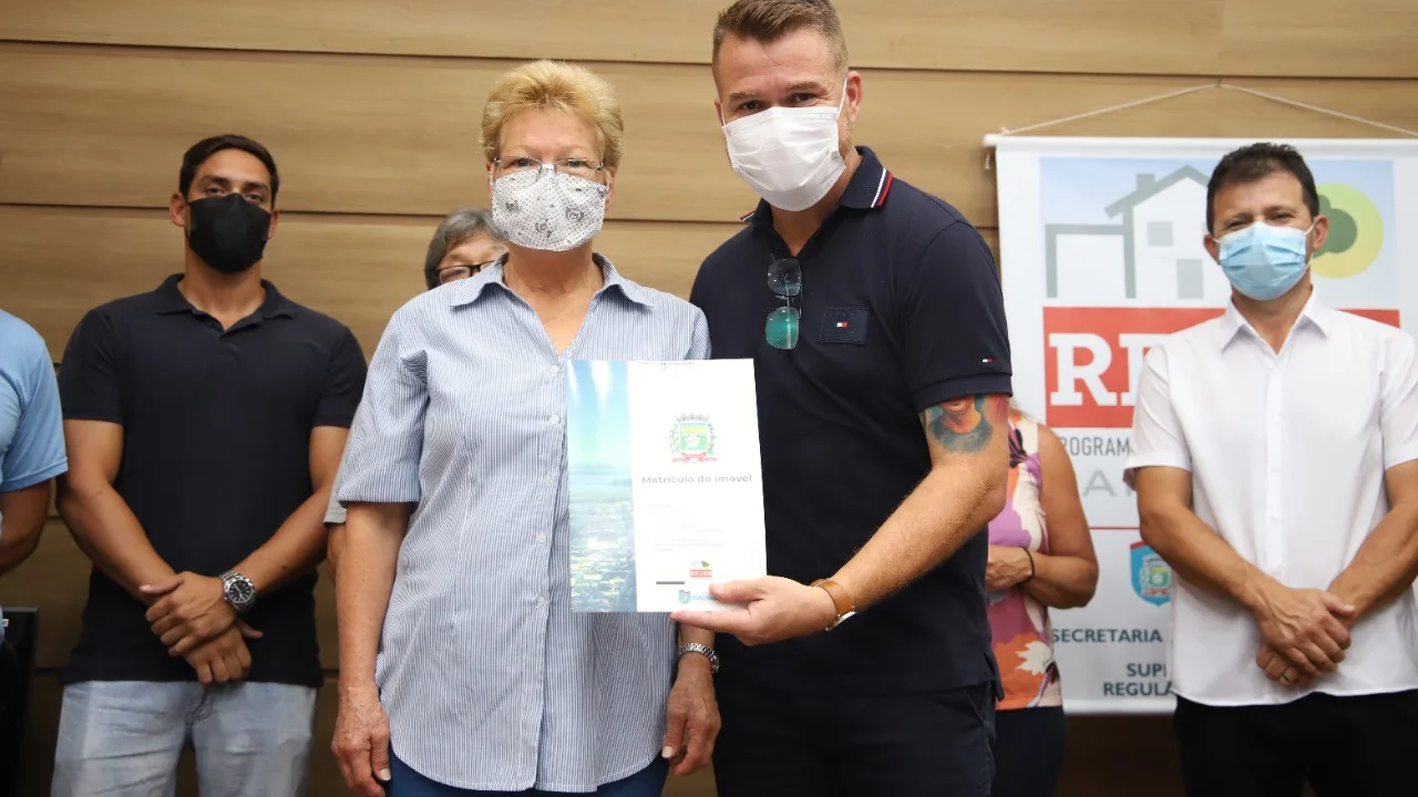 Moradores da Vila Divinéia recebem título de propriedade