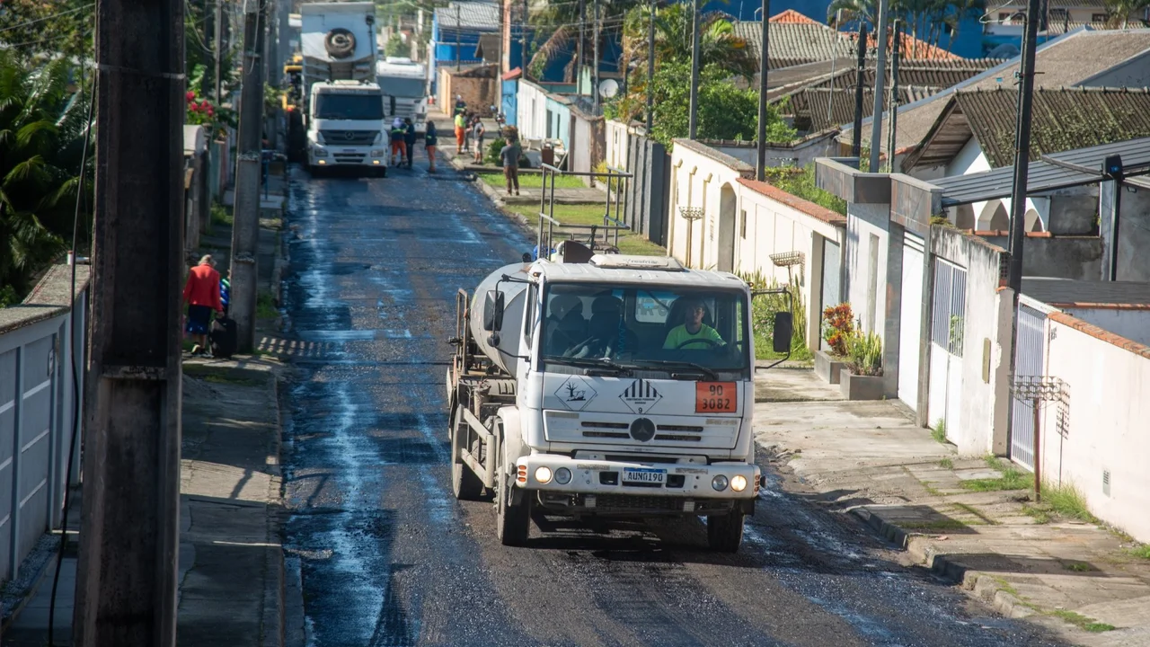 Rua Romã recebe asfalto a quente e moradores comemoram melhorias na Vila São Vicente
