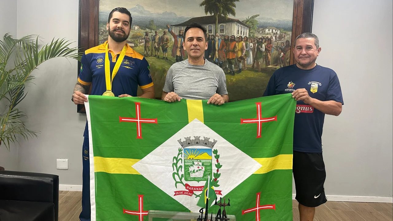 Paratleta Douglas Padilha é recepcionado no gabinete do prefeito Adriano Ramos